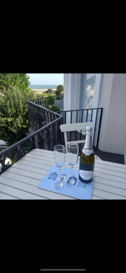 Wight On The Beach, Sleeps 4, Free Off Road Parking, Balcony With Sea Views Ryde  Exterior photo