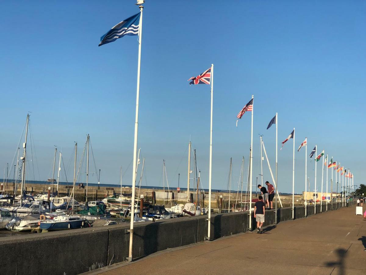 Wight On The Beach, Sleeps 4, Free Off Road Parking, Balcony With Sea Views Ryde  Exterior photo