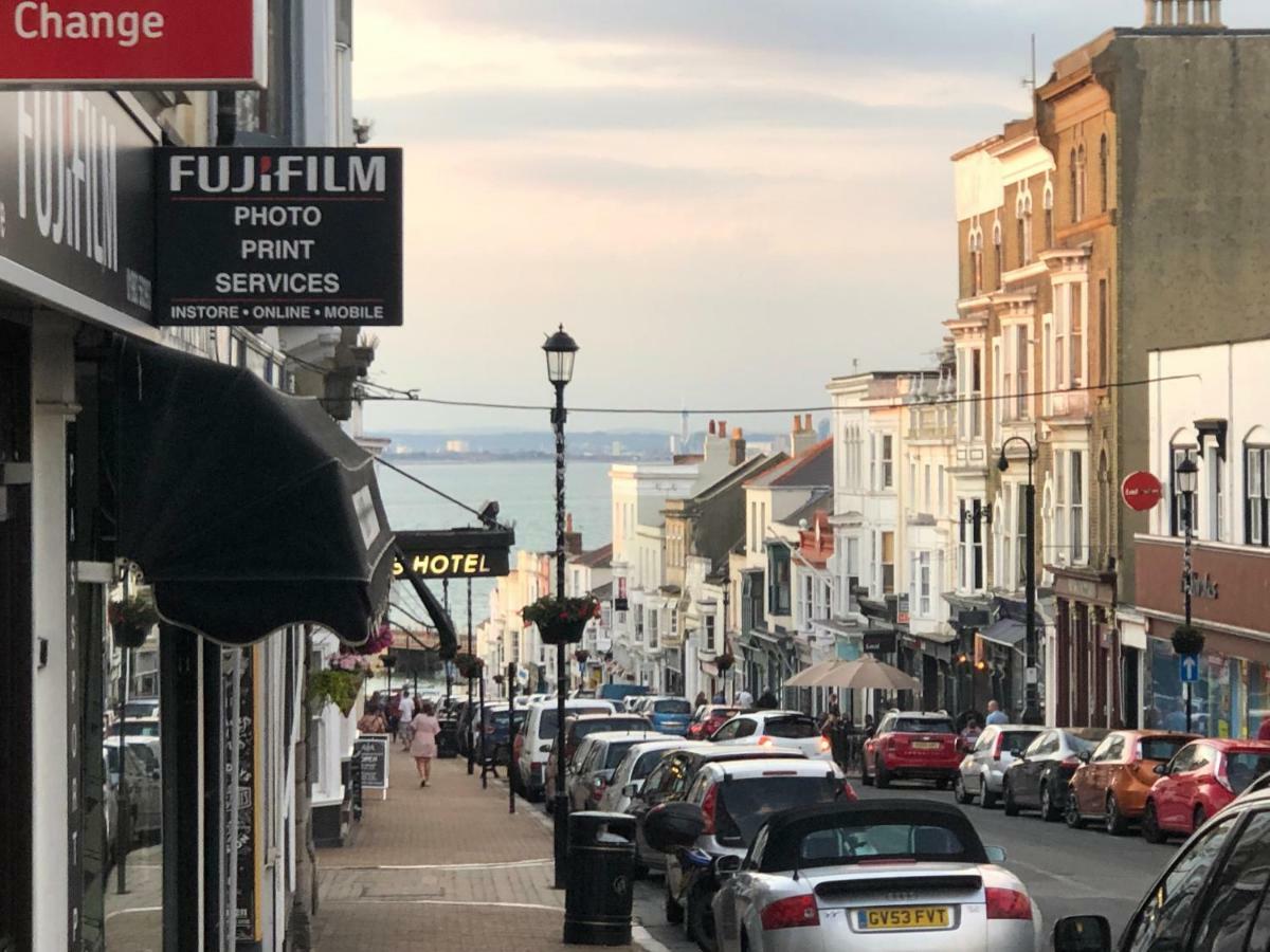 Wight On The Beach, Sleeps 4, Free Off Road Parking, Balcony With Sea Views Ryde  Exterior photo