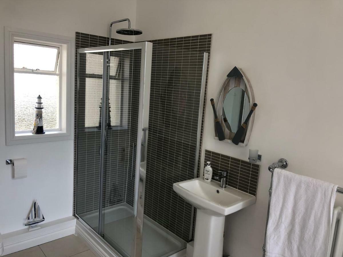 Wight On The Beach, Sleeps 4, Free Off Road Parking, Balcony With Sea Views Ryde  Exterior photo