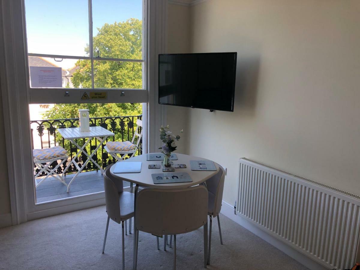 Wight On The Beach, Sleeps 4, Free Off Road Parking, Balcony With Sea Views Ryde  Exterior photo