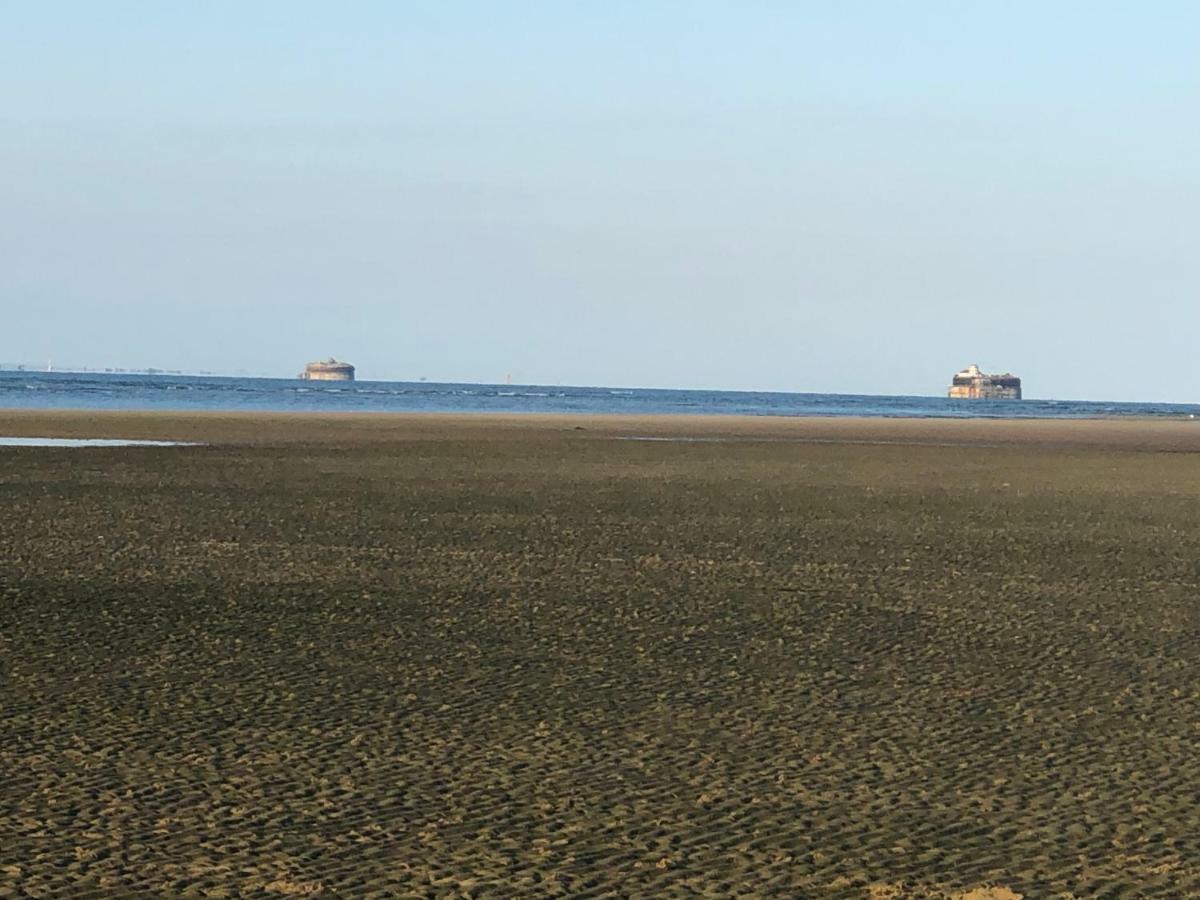 Wight On The Beach, Sleeps 4, Free Off Road Parking, Balcony With Sea Views Ryde  Exterior photo