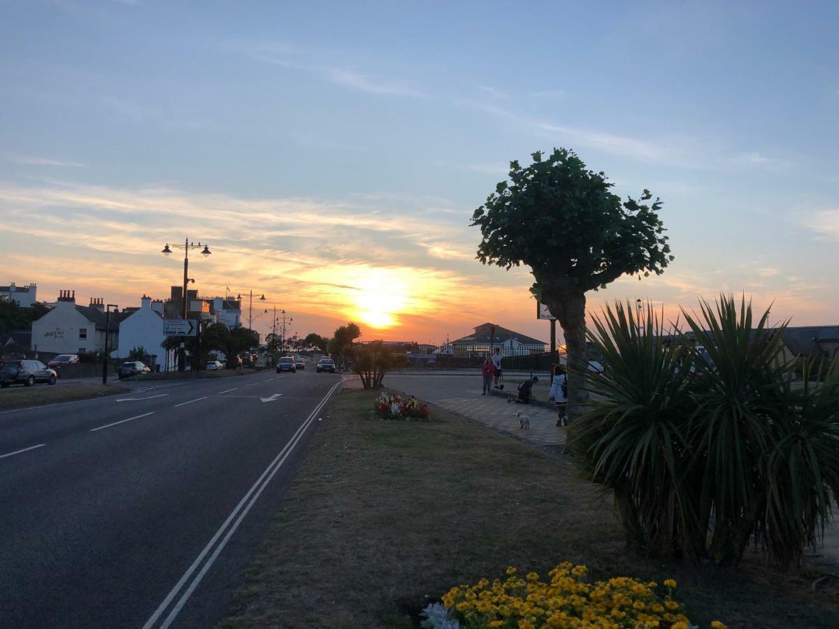Wight On The Beach, Sleeps 4, Free Off Road Parking, Balcony With Sea Views Ryde  Exterior photo