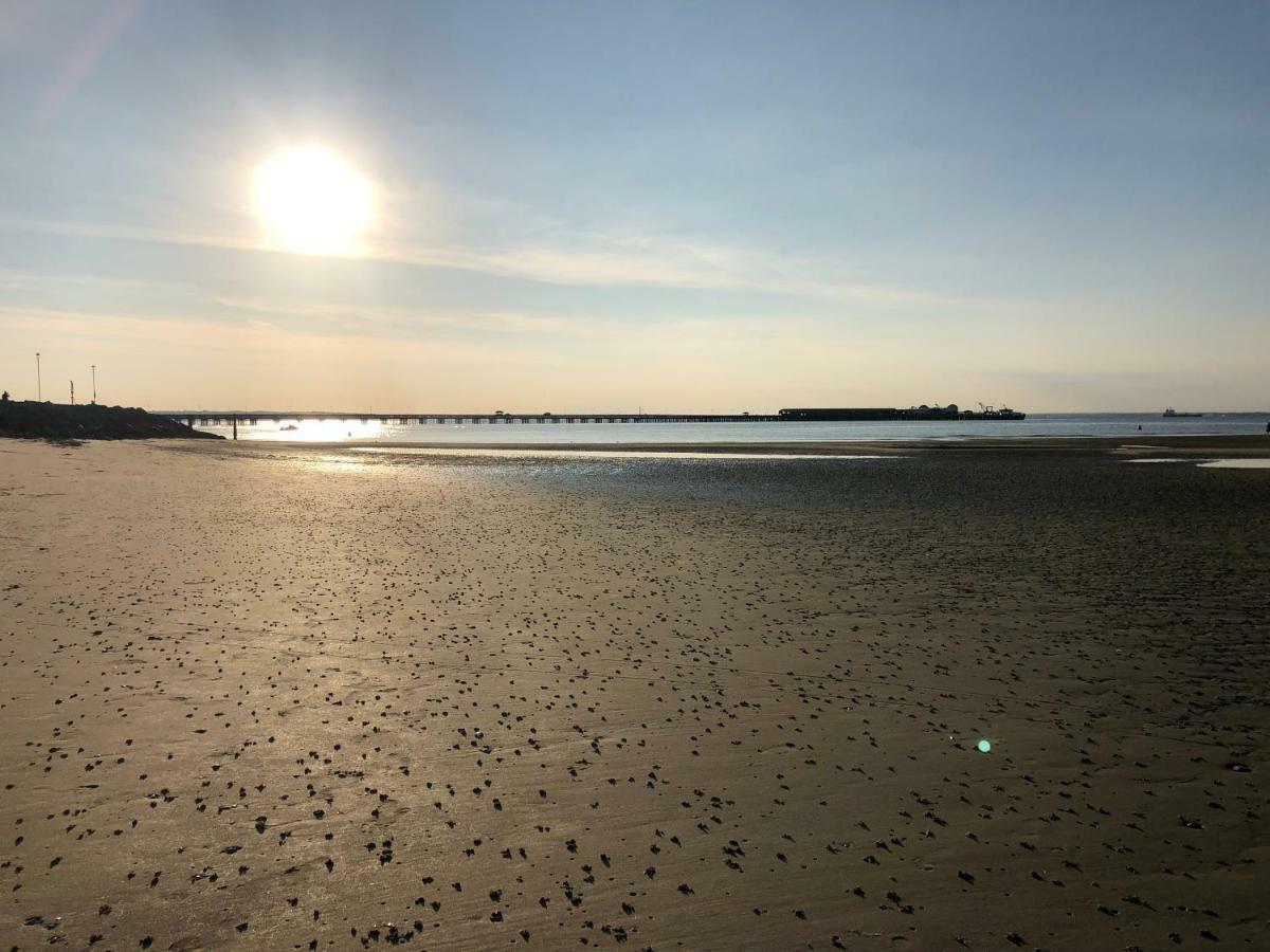 Wight On The Beach, Sleeps 4, Free Off Road Parking, Balcony With Sea Views Ryde  Exterior photo