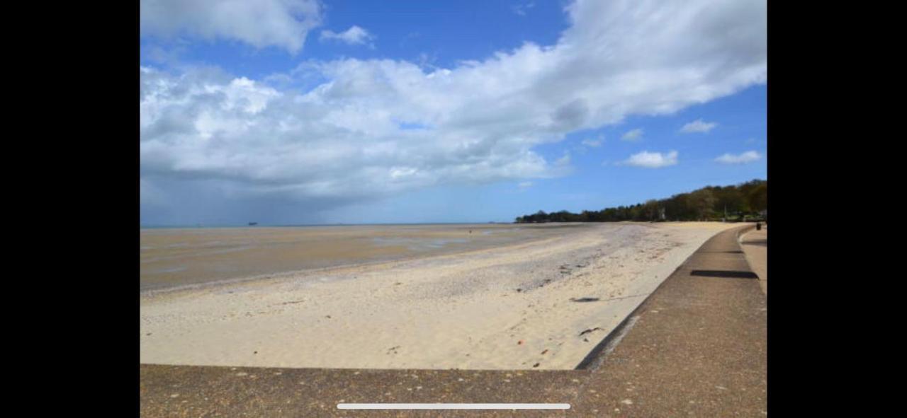 Wight On The Beach, Sleeps 4, Free Off Road Parking, Balcony With Sea Views Ryde  Exterior photo